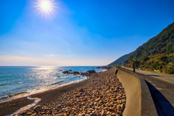 お遍路での、はるかな海沿いの路