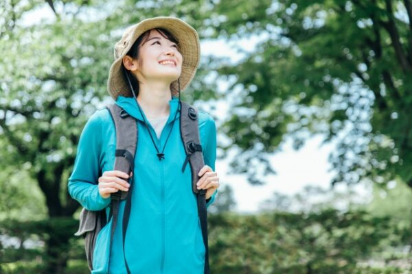 ハイキングしている女性