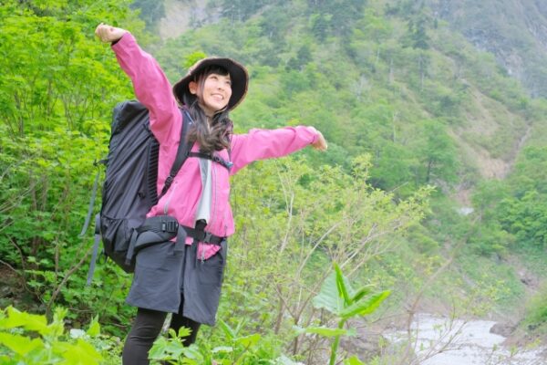 ハイキングしている女性