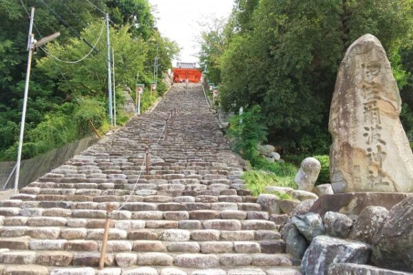 伊佐爾波神社の135段の石段