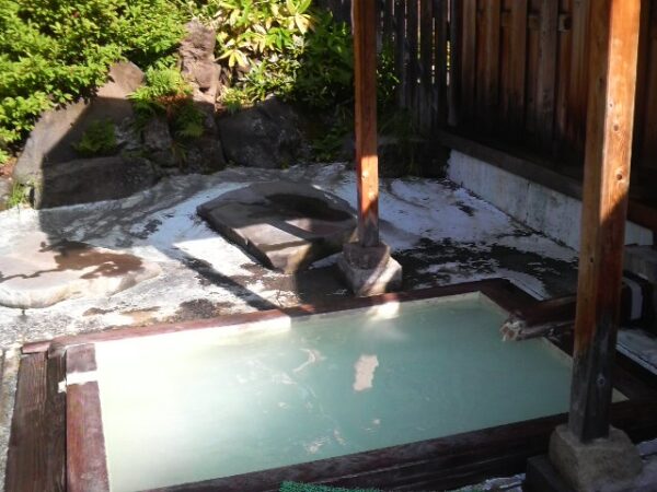 白骨温泉の白濁湯