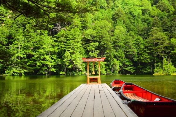 穂高神社奥宮と明神池