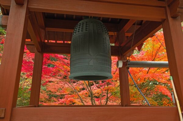 二比山神社の鐘と紅葉