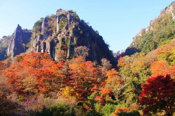 耶馬渓の紅葉と奇岩が織りなす絶景