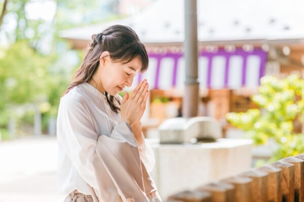 参拝している女性