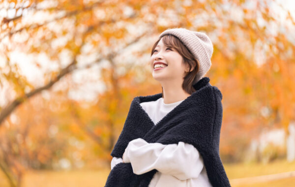 紅葉狩りする女性