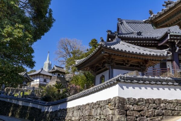 寺院と教会が見える風景