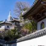 平戸市の寺院と教会が見える風景