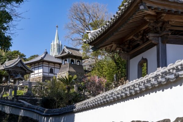 平戸市の寺院と教会が見える風景