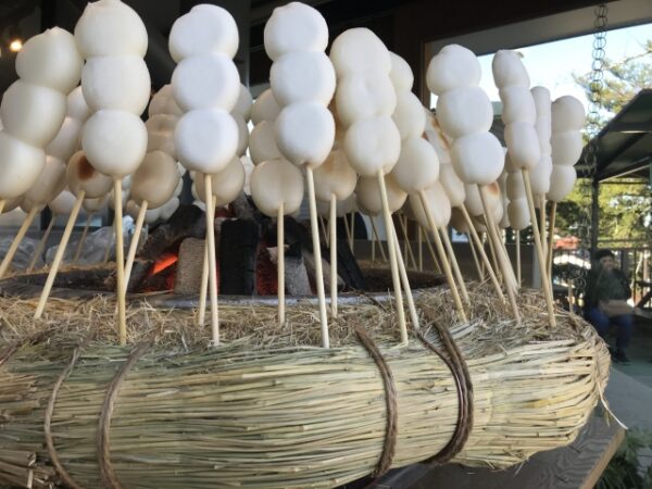 大室山の名物。三福だんご