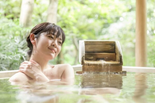 温泉に浸かっている女性