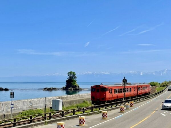 富山県氷見市の立山連峰と女岩を望む絶景