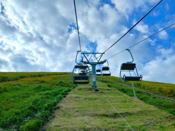 大室山のリフトの風景