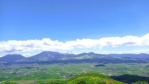 阿蘇大観峰の青空と緑の絶景