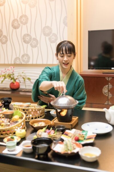 旅館での食事風景