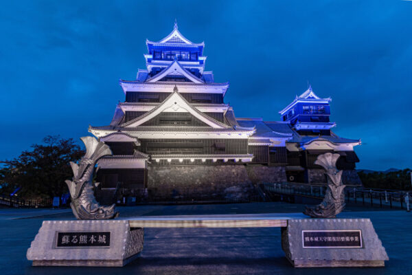ライトアップされて幻想的な熊本城