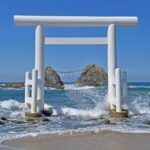 糸島市の絶景。桜井二見ヶ浦の夫婦岩と白い大鳥居のアイキャッチ画像