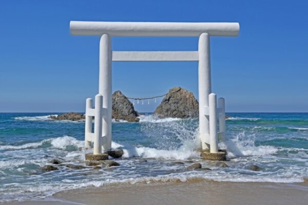糸島市の絶景。桜井二見ヶ浦の夫婦岩と白い大鳥居のアイキャッチ画像