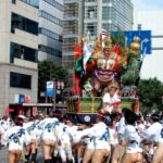 博多祇園山笠で山車を豪快に引く男衆たちのアイキャッチ画像