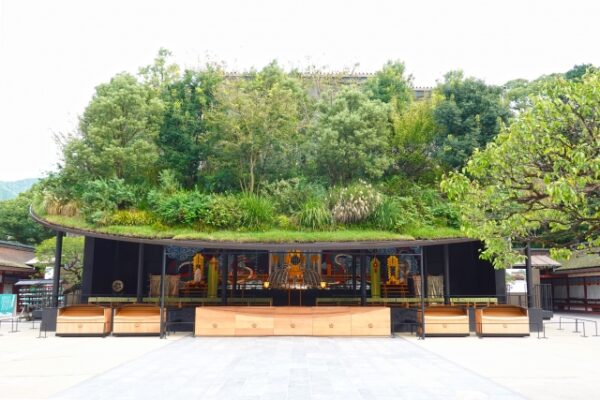 太宰府天満宮の仮殿。
生きた植物から屋根に植えられている！