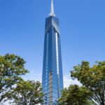福岡タワーの全体像と青空の風景
