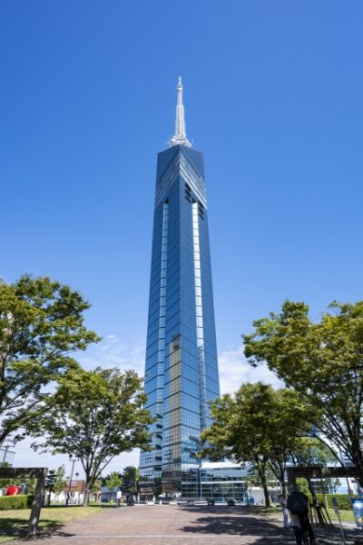 福岡タワーの全体像と青空の風景