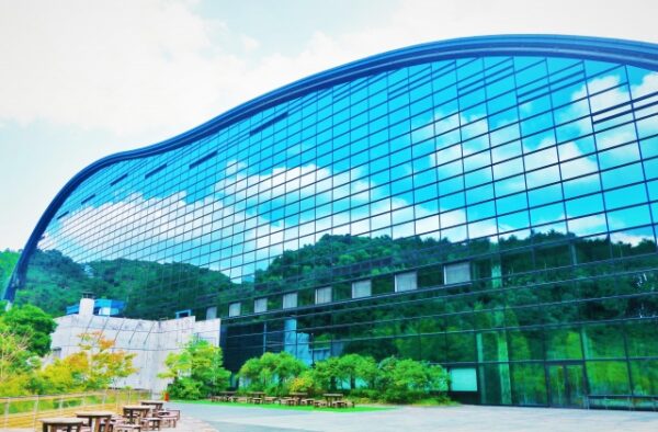 九州国立博物館のガラス張りの外観